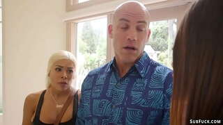 Мащеха-блондинка с големи цици Луната Стар трахается в анал с новото си гадже Дерриком Пиърс, след това се свързва своя млад готичку Ави Лав и чука си на кола маска.