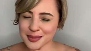 Седи на крилу мужа