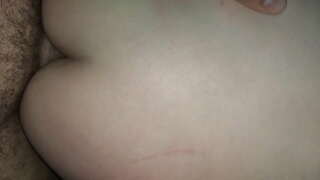 Жорсткі анальны трах з сэксуальнай дзяўчынай. Дзяўчына прымае вялікі член глыбока ў сваю тугую азадак.