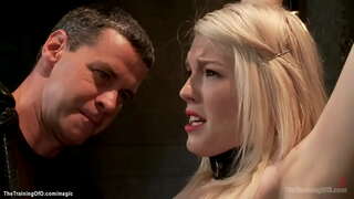 Вруће у вези блондинку-почетника Елла Нова мучи и дисциплина мајстор Џејмс Могул, а затим чини да сиса и јебено великим члан грубе gimp Овенов Греј