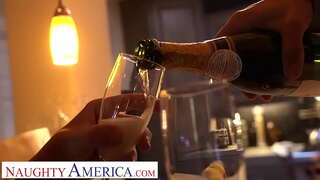 Naughty America - Gracie Glam obtiene todos los vestidos antes de montar la polla