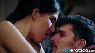 Kinky babe rijdt pik reverse cowgirl