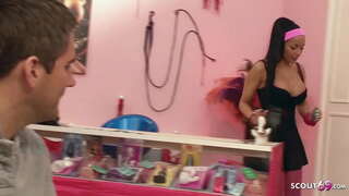 Mladi Латиноамериканку s velikim sisama i prelijepim guzicu obmane prisiljeni grubo трахнуться na Poslu