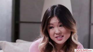 ���ัวนมเล็กน้อนคนเอเชียและของเธอผมบลอนด์อบคุณที่ชวนไปสำหรับมือที่สามกับเพื่อนบ้าน