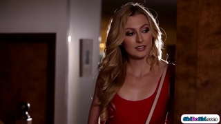 Ar ôl dod adref yn hwyr unwaith eto ei busty stepmom yn penderfynu y bydd hi fod yn lesbiaidd.Mae&#039;r llysferch cael titsucked licks y milf pussy a facesits ei