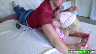 Секси гејмерша Ава Синклер напушта своју игру и почиње да јебе члан свог дечка и чини га дођи на њене Велике Сисе