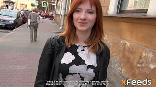 Beleco donas al li blowjob kaj ili havas sekson sur la sofo en la doggystyle kaj aliaj pozoj kiuj faras comely knabino veo