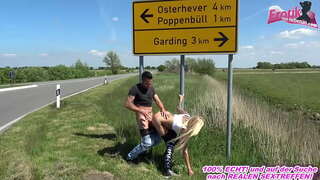 Creampie ກ່ຽວກັບຖະຫນົນທີ່ມີຜິວເນື້ອສີຂາວກັບ slut