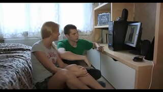 Брюнетка симпатичный членӹшкӹ мыктен кыдал кӹжгӹ