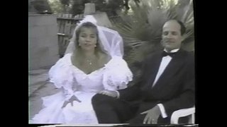 ���าวฝรั่งเศสได้แย่ขณะที่สวมชุดแต่งงานขาว