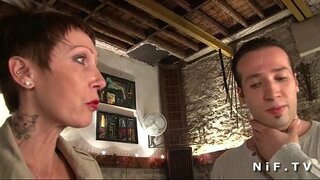 ���หญ่ titted และสักบนภาษาฝรั่งเศสเป็นผู้ใหญ่ของเธอได้แน่นก้นรู้สึกมึนๆแล้ว