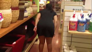 Culona учи паноча и анус у продавници