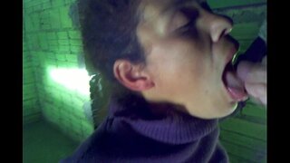 פאַקינג אַ סאָרט נייַ אין די רעגן, גענומען אַ מאַסע פון קום אין איר מויל