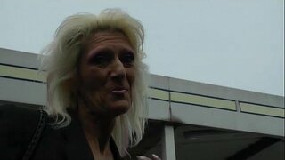 Бабуся випендрюється