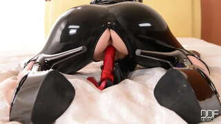 Lucy 즐기는 그녀의 진동