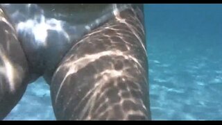 Hot chick inne i d, vattnet i porto da barra-bahia salvador