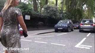 Секси трепери плавуша Ashley Ридерс эксгибиционизм на отвореном и аматерски бабе-воајер