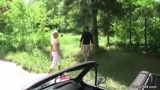 Acaba de conocer y directamente en el bosque y se la follan