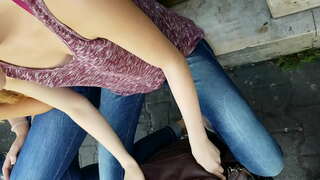 Downblouse cailíní i sráid poiblí