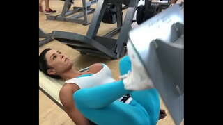 Gracy док пумпање гвожђе у теретани