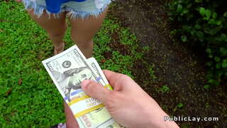 ���बल आदळणे सोनेरी bangs मध्ये, गॅरेज मध्ये सार्वजनिक