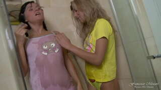 שתי לסביות יש בני נוער אורגזמה אמיתית, אנאלי עם דילדו במקלחת