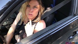 ���ોનેરી અજાણી વ્યક્તિને પસંદ કરે છે અને તેના સ્થાને પાછા ફરે છે