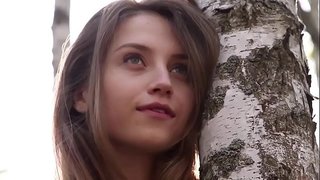 Tatlı genç bayan Nicolina ormanda elbiselerini çıkarır