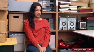 LP recupera los artículos robados y luego se folla a la shoplifter