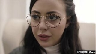 Προβληματισμένος παρθένες τελευταία λύση είναι η κοινωνική λειτουργός είναι συνάντηση.Είναι ο μόνος που μπορεί να την βοηθήσει και να της sis, αλλά αυτό έρχεται σε μια τιμή.Θέλει το σεξ μαζί του.Το πνεύμα άλλη επιλογή από αυτή λαιμό τον πούτσο του και τον αφήνει να φάει πριν πηδάει