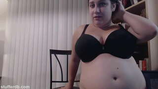 Paffuto ragazza ama i dolci al cucchiaio