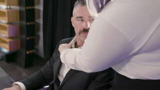 XXL Babe Ottenere Pussyfucked Da Lei Appeso Boss