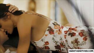 Лезбејску секс са милфой и молоденькой плавуша