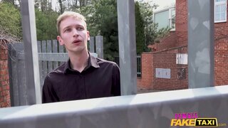 Женски Лажни Такси бринета фатени играјќи си со пичката од човек до вратата