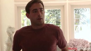 MILF Alimenta la Sua Figa Per Stepnephew