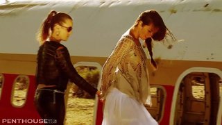 Sexy leabhar na bàrdachd stars Eimh agus Jenna 69 agus fingerbang in the Desert.