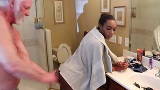 שאנל סקיי אוראלי צהוב מקלחת כוסית מזדיינת בתחת מזוין הצלפה צעצועים אנאליים