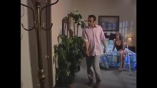 Dude fucks en langbenet blondine i en hund stille, mens hans venner ser i det næste rum