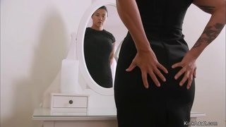 Bruneta Milf-a invitat sani uriasi blonde tanar si matura frumuseti pe Ziua Îndrăgostiților acasă și apoi anal o fute cu o grosime de curea pe pula