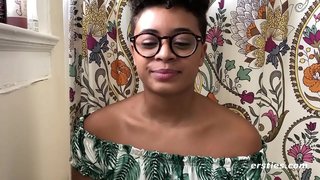 Негритянка красотка кончает дар диване