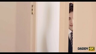 DADDY4K. Splendida scena di sesso con il vecchio padre e la bella sposa di