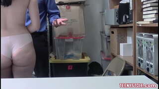 Амазинг бринета са сисама и невероватне попкой јебе у канцеларији са корумпиран полицајац