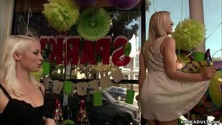 Blonde fist Lorelei Lee zappers clit al obeema blonde babe Zoey Monroe dum ŝi estas cuffed kaj ĉenita tiam s-Ro Pete anal fikas ŝin en publika Bday butiko