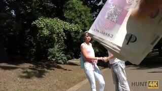 HUNT4K. სრულყოფილი shaved pussy და მჭიდროდ მოვიდეს ხელში hunter