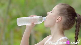 Секи бабе показује лепо тело