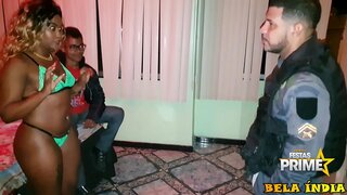 الديوث مشاهدة لي إعطاء الشرطي أمامه