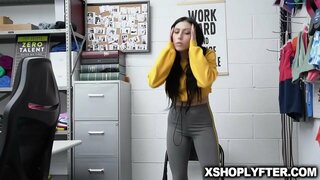 Brunette ke Judy Jolie resevwa pussy sere l &#039; romped pwi enflasyon pa gad palè yo sekirite ki soti nan dèyè