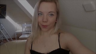 Η νεαρή όμορφη είναι χάλια και ψεκάζεται στο