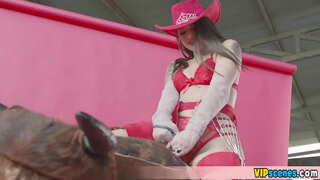 покушава да се избори са великим члан свог момка