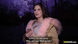 Taylee લાકડું આપે છે એક જાહેર blowjob કરવા માટે એક હોશિયાર નિક